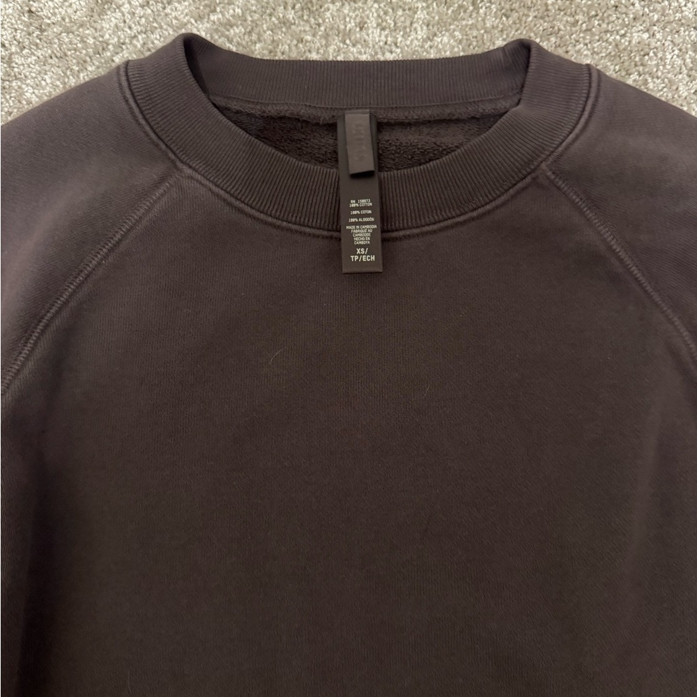 SKIMS Cozy Fleece Crewneck – XS | Dark Brown - Picture 3 of 4